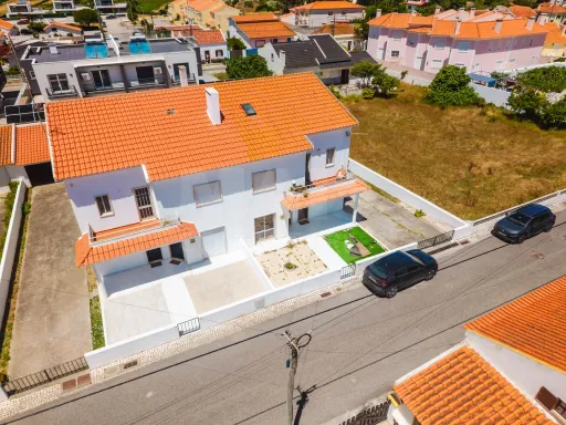 2-Bedroom Apartment with Private Backyards and Garage, 900 m from São Bernardino Beach