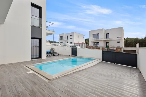 Moradia semi-nova T3 com piscina e vista mar