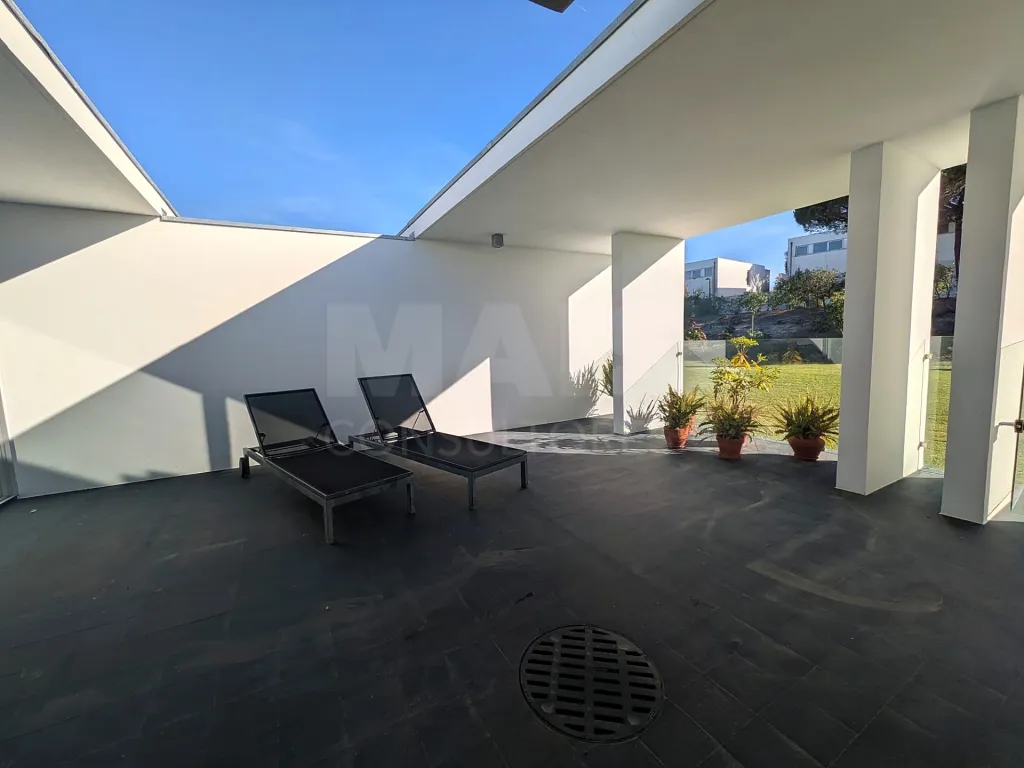 Moradia T2 com 2 suítes, jardim privativo e garagem no Bom Sucesso Resort