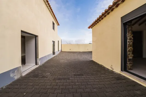 Moradia T3 Renovada C/ Logradouro e Anexos, São Bartolomeu, Lourinhã