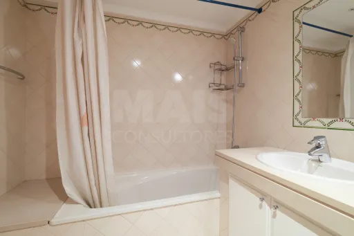 3-Bedroom Apartment in Linda-a-Velha
