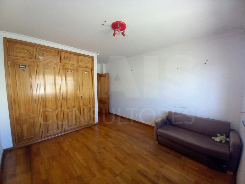 Moradia de 5 Assoalhadas em Ribamar C/ lote de 300m2 e Sótão amplo