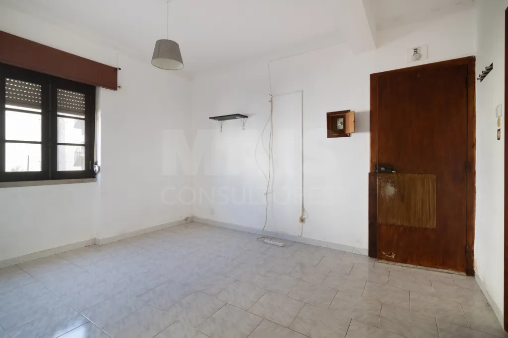 Prédio em propriedade total, localizado numa zona central da Lourinhã,