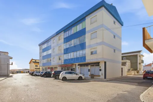 Apartamento T2 com marquise em Peniche