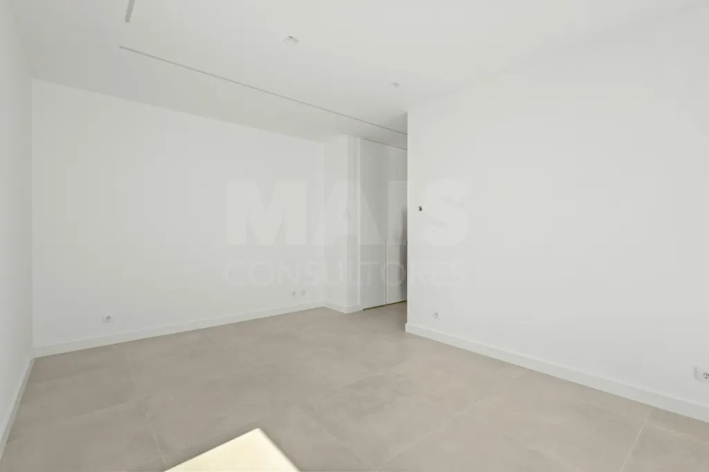 4-bedr. house on 2-hectare plot in Carvalhal