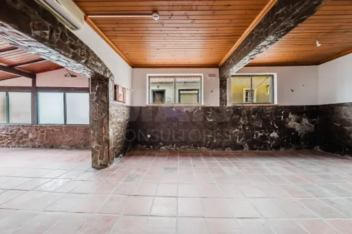 Moradia T3 com comércio e terraço no Coto