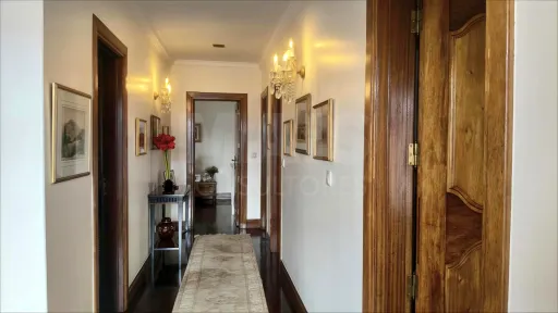 Moradia T5 de Prestígio com Vista Mar, Terreno de 2.075 m² e Detalhes Artísticos Exclusivos