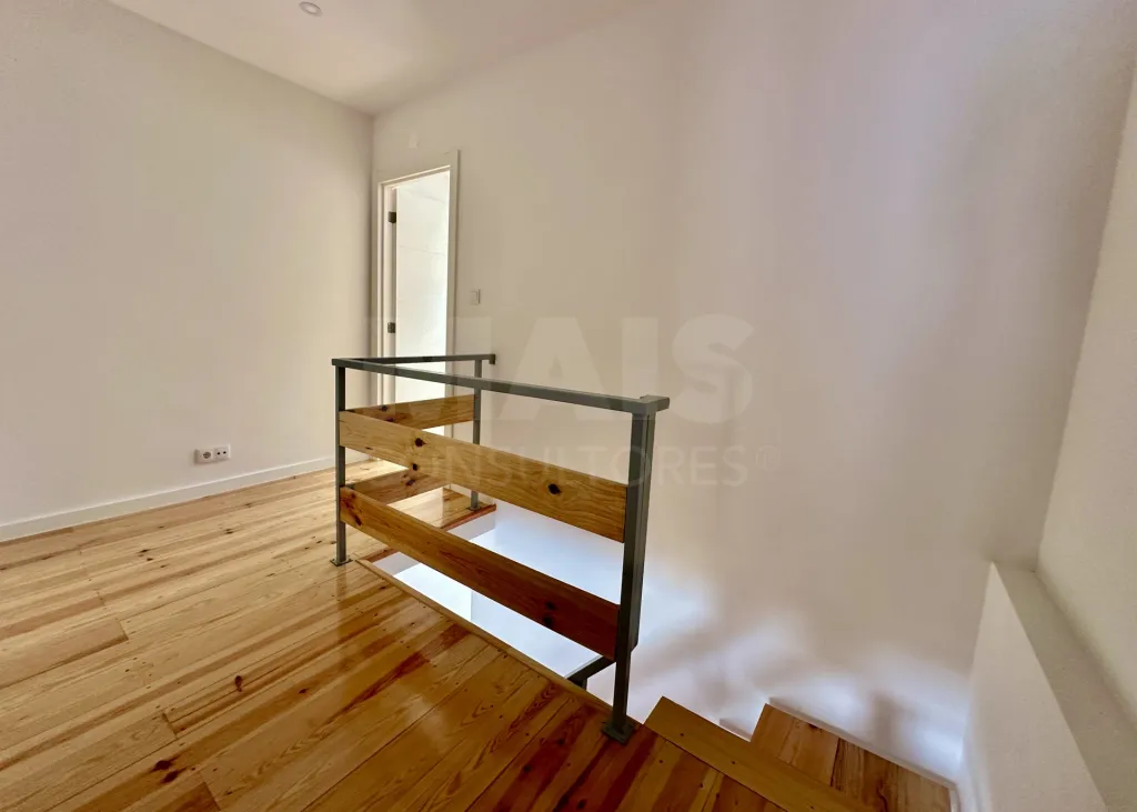 Moradia T3 em Banda Totalmente Renovada com Terraço - Avenidas Novas