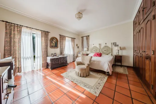 Propriedade única, a apenas 2 km de Alcobaça, com mais de 30.000 m² de terreno