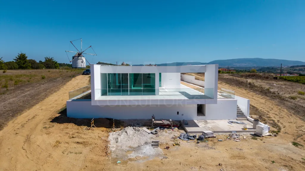 4-bedr. house on 2-hectare plot in Carvalhal