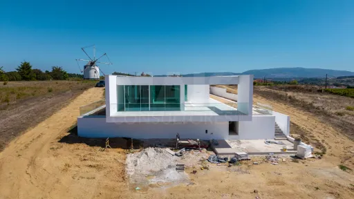 4-bedr. house on 2-hectare plot in Carvalhal