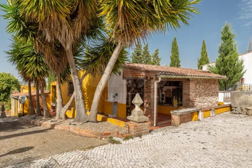 Quinta com duas habitações independentes, piscina, logradouro, armazéns, arvores de fruto