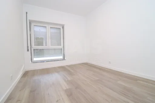 Fully Renovated 3-Bedroom Ground-Floor Apartment with Patio in Samora Correia