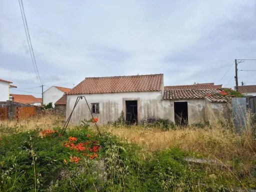 Moradia para Recuperação Total em Carregal, Óbidos | Lote de 490 m² | A apenas 3 km da Lagoa de Óbidos