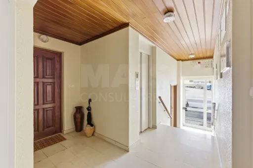 Apartamento T3 com quintal e garagem para 2 carros
