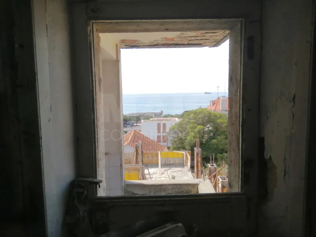 Prédio em Estoril a 100 mt do Casino para remodelação total