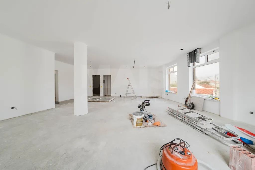 Loja de 214 m² com Potencial para Apartamento T4 ou Dois Apartamentos – Excelente Oportunidade de Investimento
