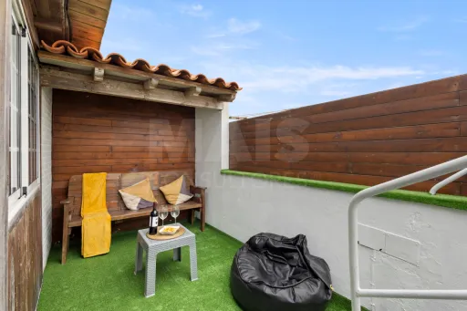 Moradia com 3 apartamentos e vista mar