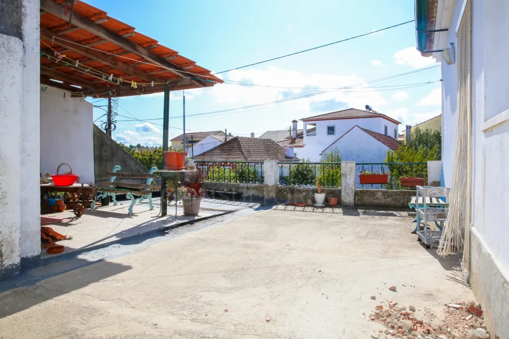 🏡 Moradia T4 com 247 m², 2 Garagens e Terreno | Canados, Alenquer