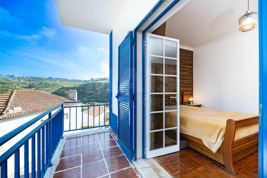 Apartamento T1 no 1° andar a 80 metros da Praia de São Lourenço, com vista mar da varanda da Sala e com garagem  ERICEIRA – RESERVA MUNDIAL DE SURF