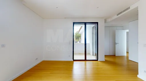Moradia nova com piscina T4 em Linda a Velha