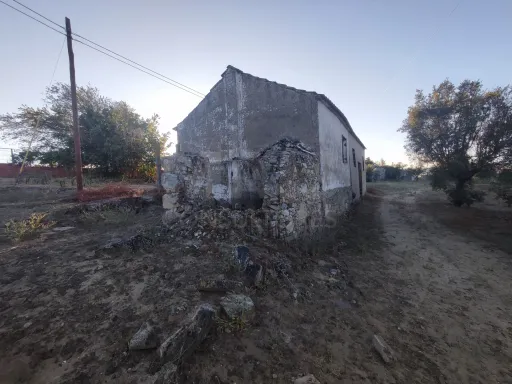 Quinta com moradia para recuperar na zona de Abrantes