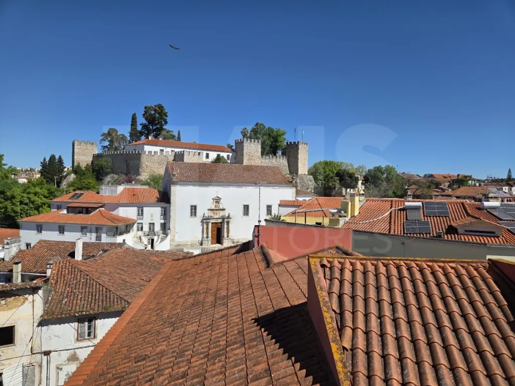 Prédio no Centro de Torres Novas com Jardim e Forte Potencial para constituição de Propriedade Horizontal com elevada rentabilidade de investimento