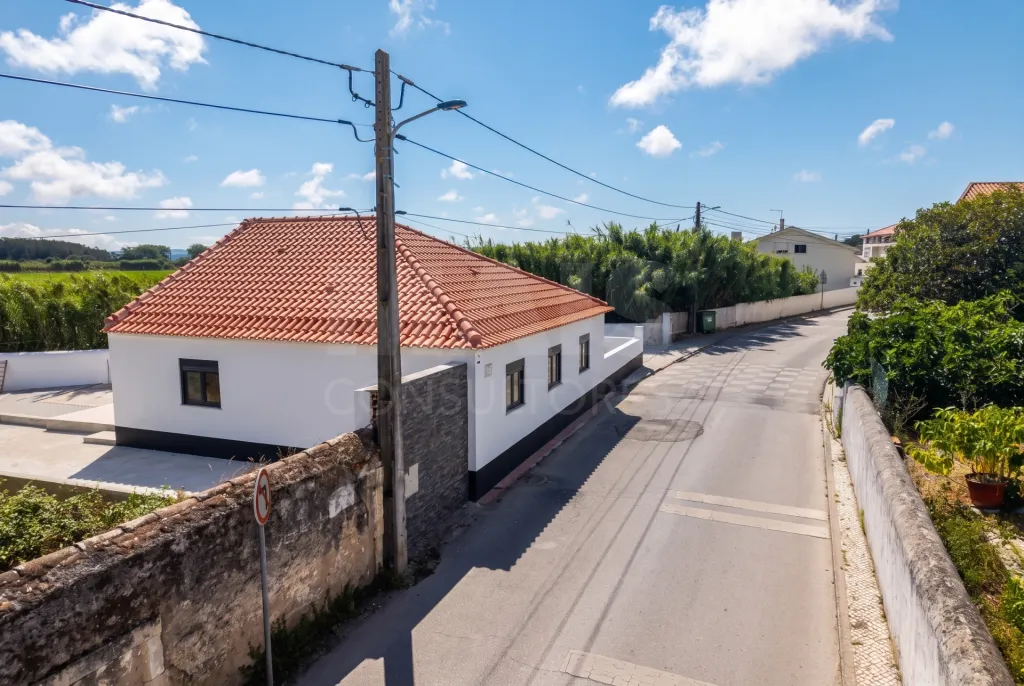 Moradia T2+1 totalmente remodelada com garagem e sótão em Alfeizerão