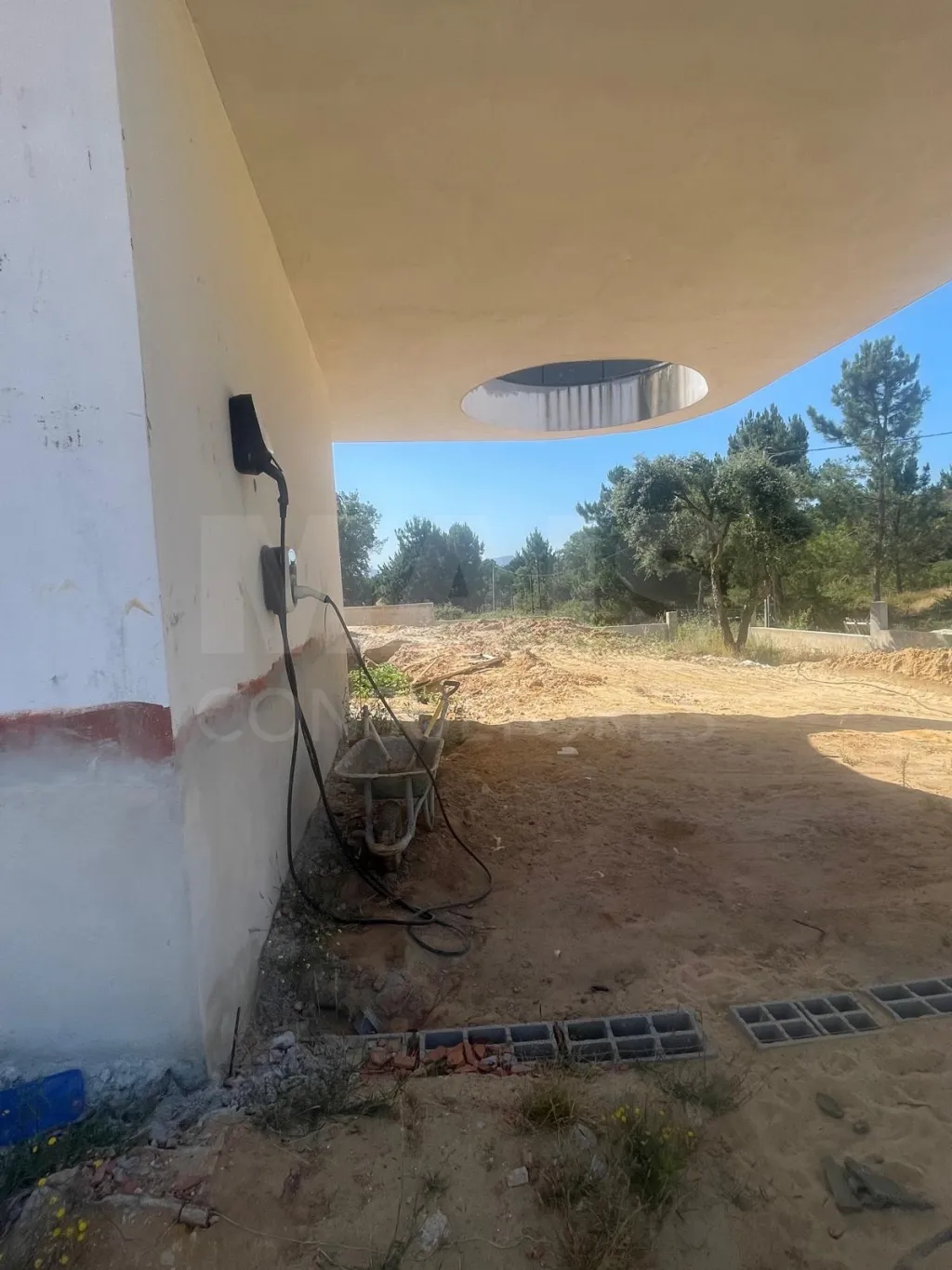 Moradia térrea contemporânea em fase final, com piscina infinita e jacuzzi em lote de 1.500 m²