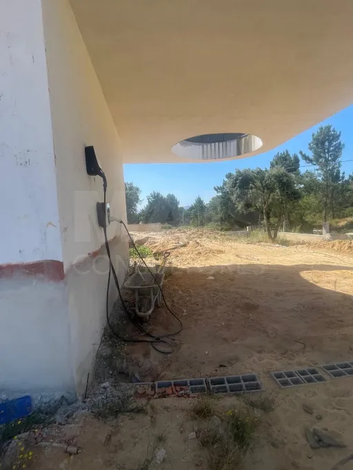 Moradia térrea contemporânea em fase final, com piscina infinita e jacuzzi em lote de 1.500 m²