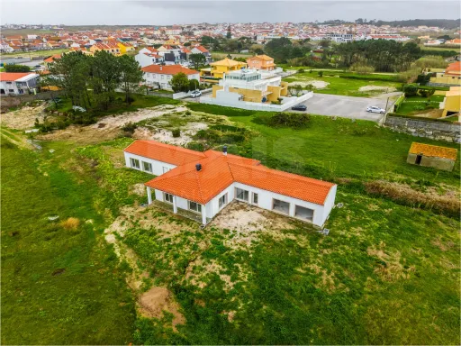 Moradia T4 Térrea com Grandes Áreas e Excelente Exposição Solar – Ferrel