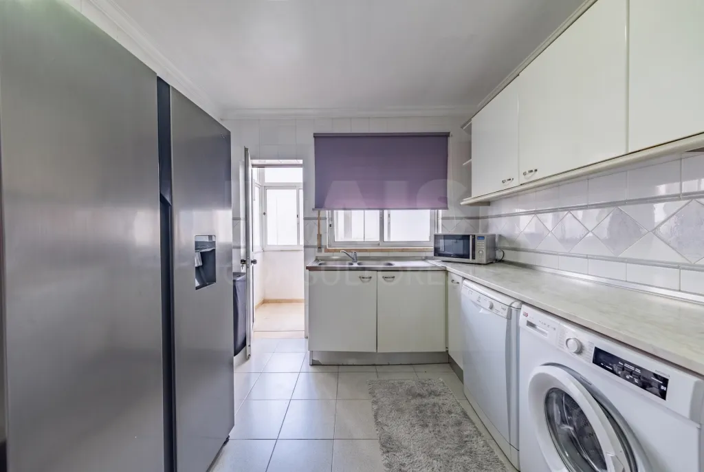 Apartamento T3 Renovado com Garagem Box – Cidade Nova, Caldas da Rainha