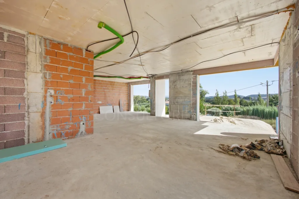 Moradia T4 com piscina em lote de 759m2 em Amoreira Óbidos