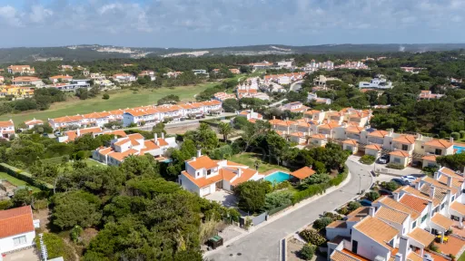 Moradia com piscina em lote de 1500m2 na Praia d'el Rey