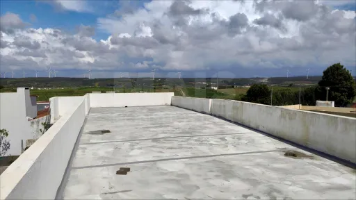 MORADIA T3 Remodelada, Mobilada c/ Suite Master, Terraço, Garagem, Vista Serra, Perto das Praias!