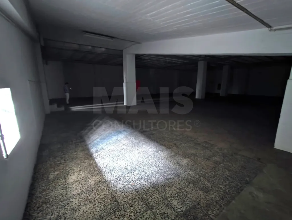 Fantástico Armazem em Prior Velho - Remodelado