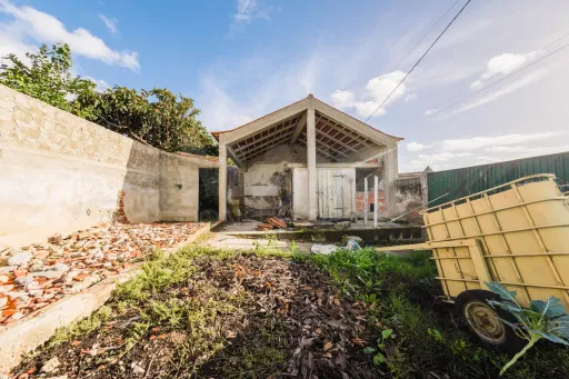 Quinta com duas moradias em ruína, poço e anexo com T0!