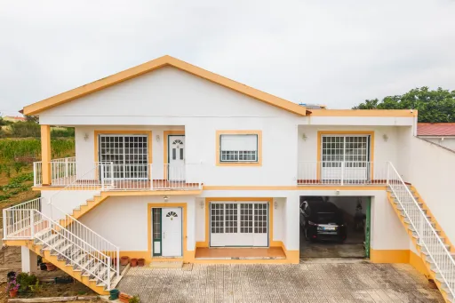 Moradia T5 com 2 Anexos em Terreno com mais de 1.400 m²