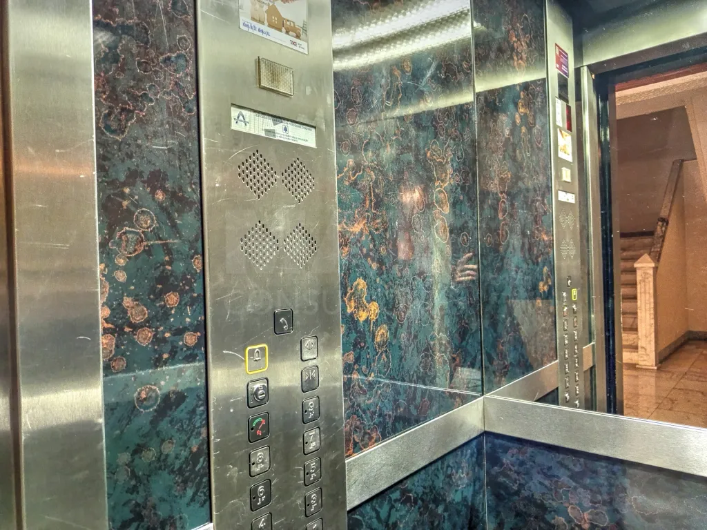 2 bedroom apartment with river view, elevator and closed box!