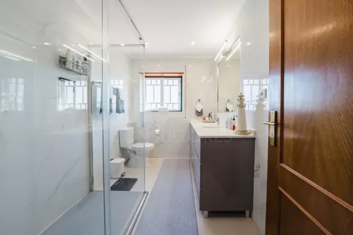 Moradia T3+1 pronta a habitar | Garagem fechada, pátio com churrasqueira e a 5 min das praias !