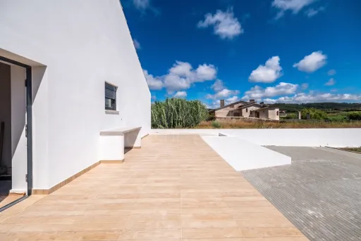 Moradia T2+1 totalmente remodelada com garagem e sótão em Alfeizerão