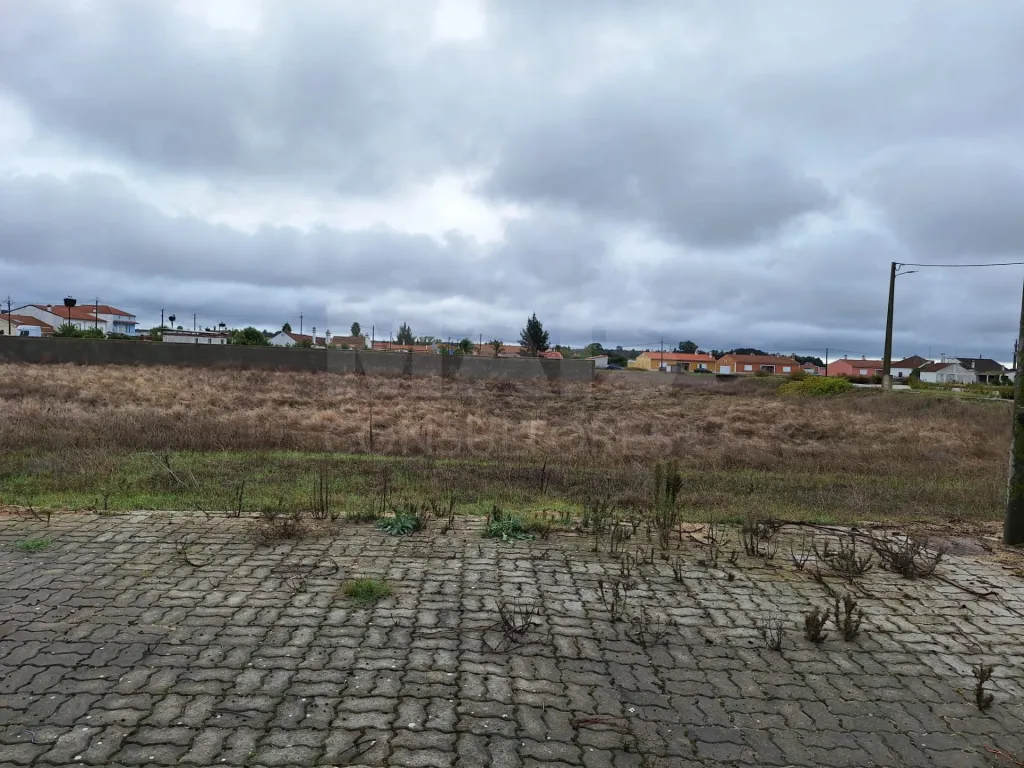 Terreno Urbano com 690m2 para construção de moradia até 2 pisos com garagem e anexo.