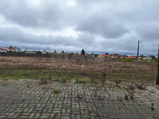 Terreno Urbano com 712 m2 para construção de moradia, até 2 pisos, garagem e anexo.
