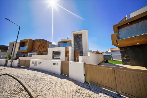 Moradia T4 com Piscina e Rooftop a minutos da Praia | Salir do Porto