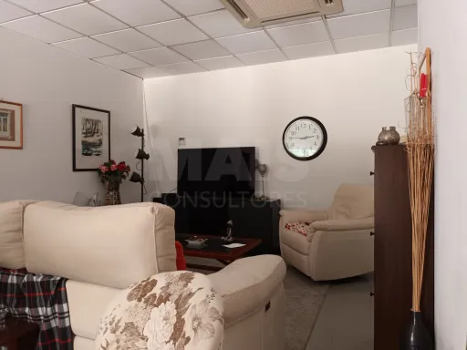 Apartamento T1+1(e loja) na Castanheira do Ribatejo.