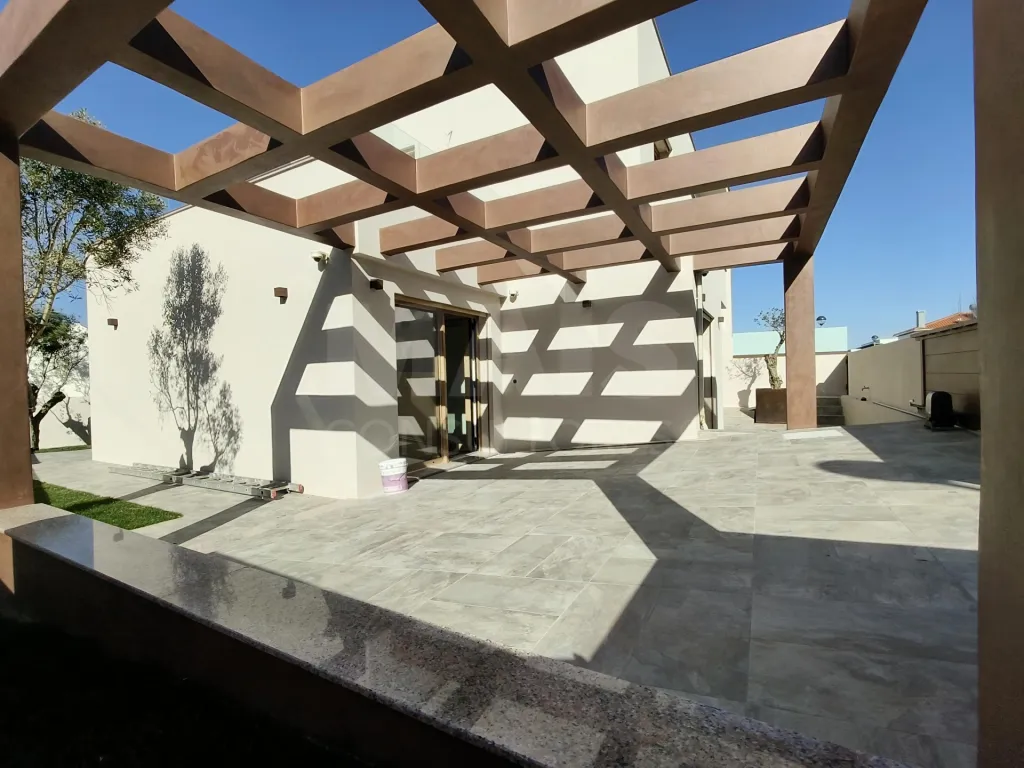 Moradia T3 c/ 2 Suites, 1 Closet, Logradouro e Vista Mar!