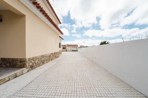 Moradia T4 em Olho Marinho | 260m² | Lote 734m²