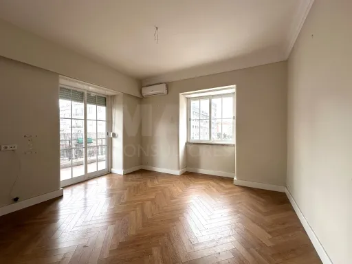 Bright 3-bedroom apartment in Alvalade