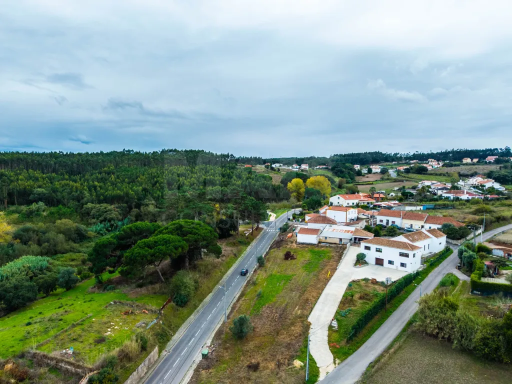 Moradia T3 com comércio e terraço no Coto