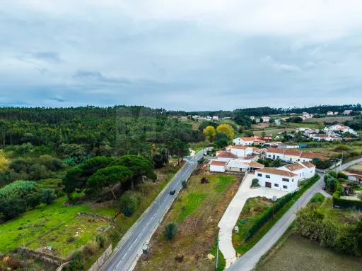 Moradia T3 com comércio e terraço no Coto